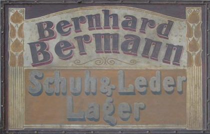 Das Ladenschild wird im Stadtarchiv Gunzenhausen aufbewahrt